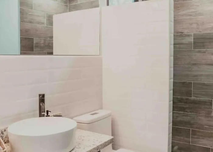 Blue 2br 2ba 10 Min Walk *
